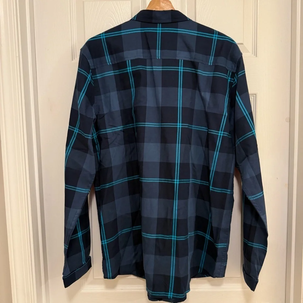 Like New Oakley Longsleeve Woven Button Down Shirt